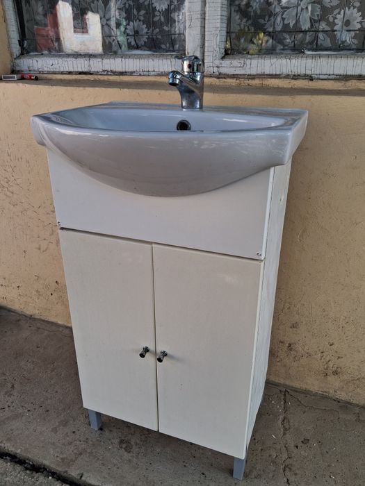 Vând mască cu chiuvetă + baterie de chiuvetă, completă, în stare bună.