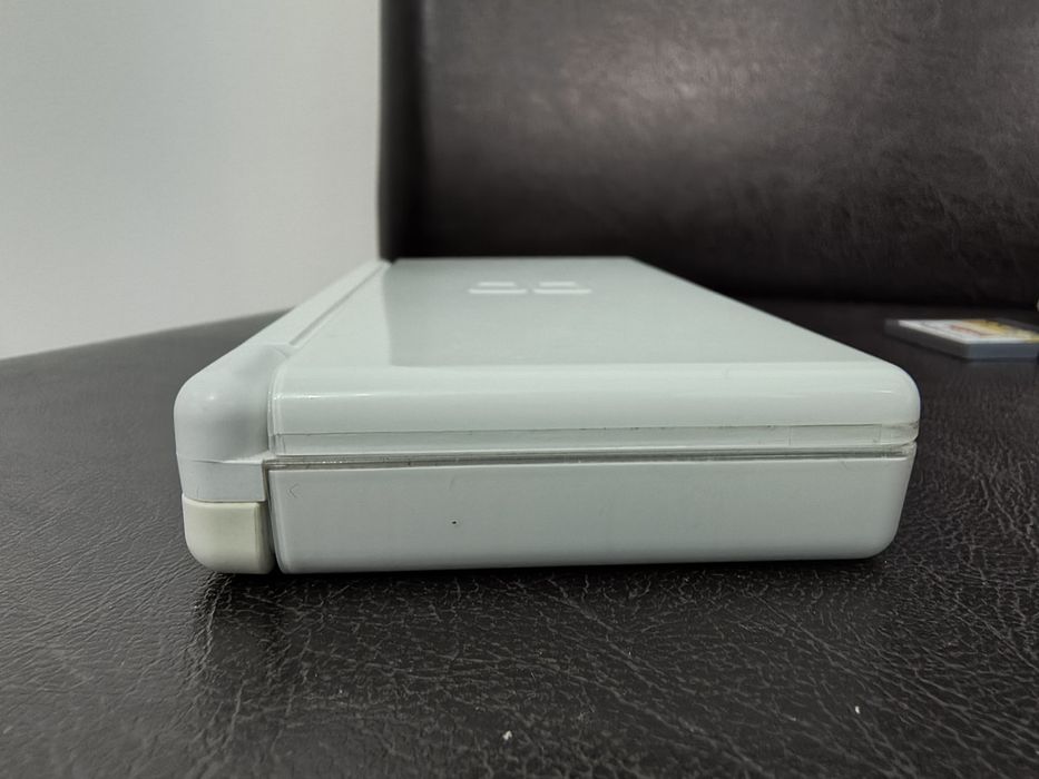 Nintendo DS Lite, alimentator original + un joc