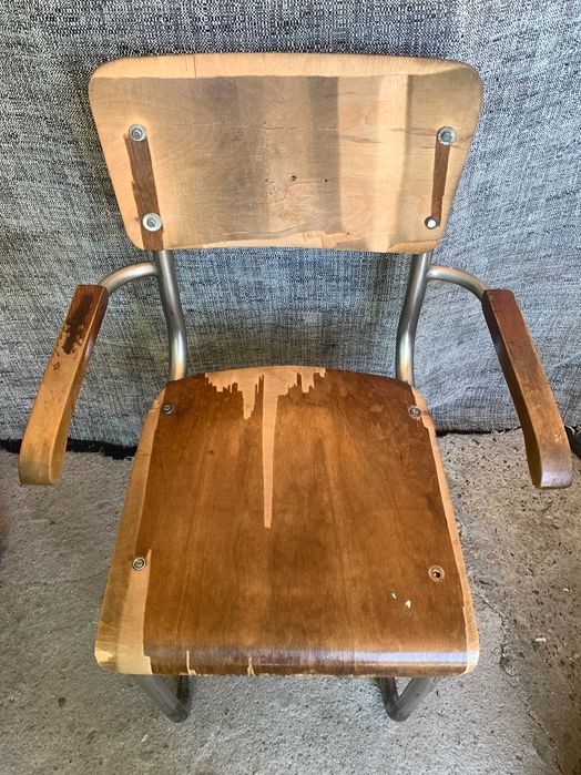 Стар стол Thonet S43 с подлакътници, проектиран от Март Щам.