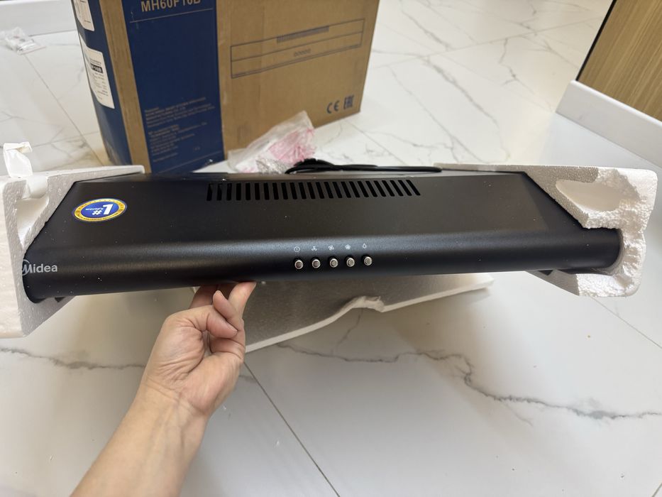 Вытяжка   Midea.