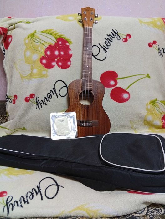 Продам гитару укулеле.