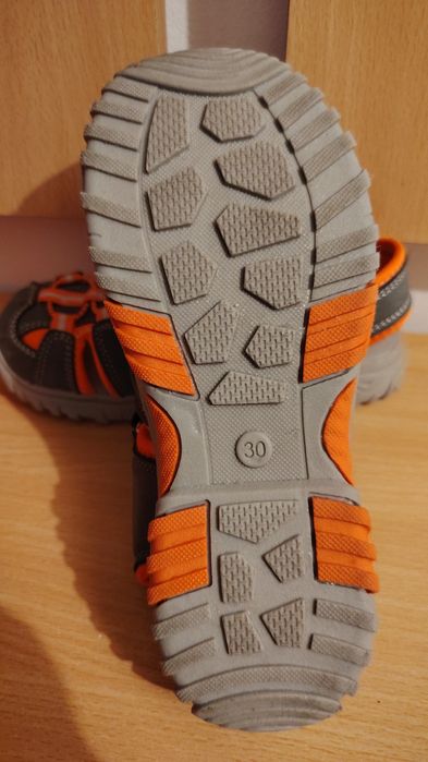 Vând sandale băieti