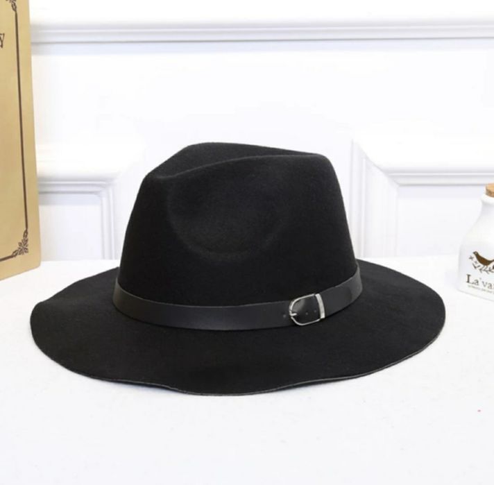 Дамска шапка с периферия и кожено коланче от материя която не се мачка