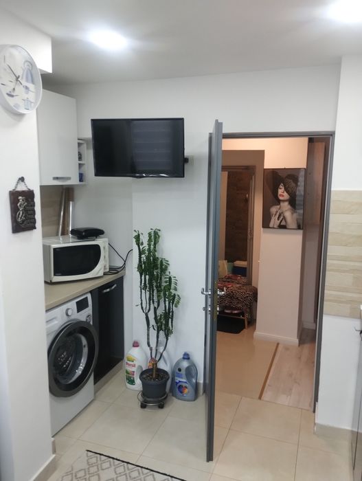 Apartament decomandat de patru camere ,etajul trei