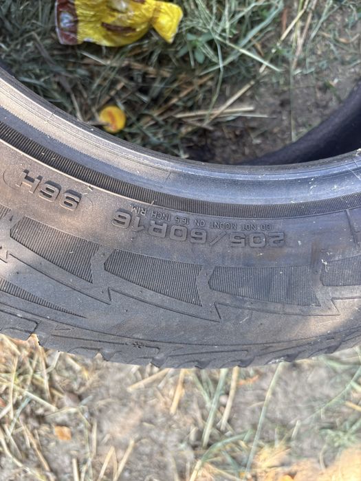 Vand sau schimb cu cauciucuri pe 20 .Cauciucuri 205/60 R16 M+S . 200 ron buc