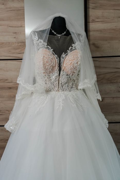 Vând rochie de mireasa superbă și foarte lejeră, ușoară!