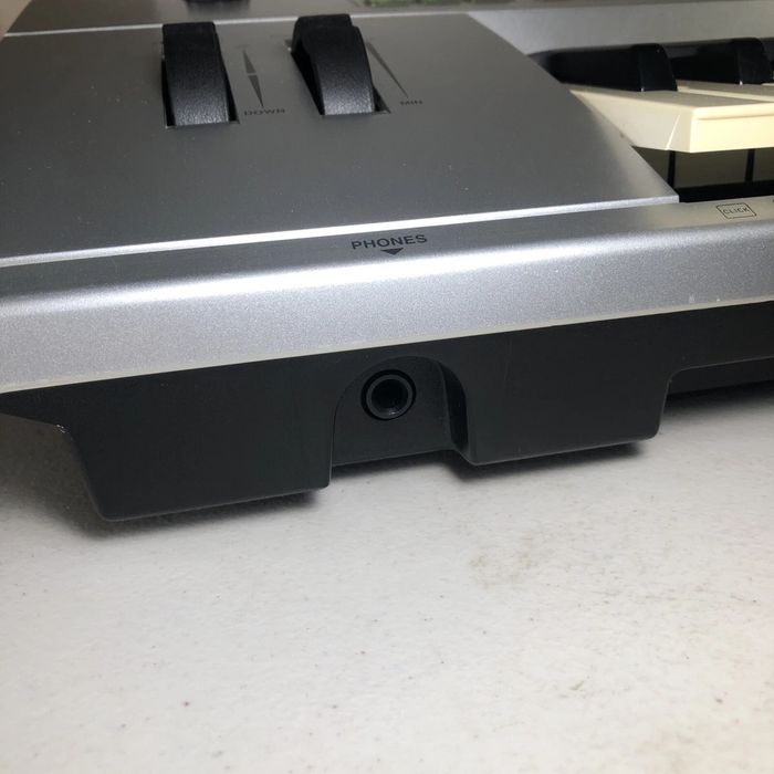Vând orga Yamaha Tyros 1