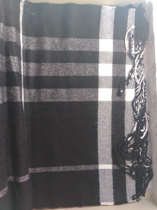 Eșarfă Burberry originala nouă