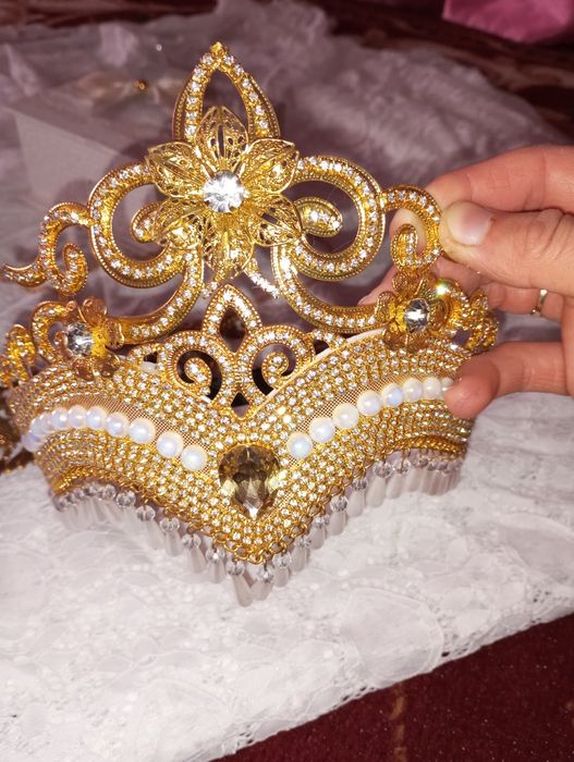 Kelinchaklar va qizlar uchun taqinchoqlar tillaqosh, sirğa va zebigard