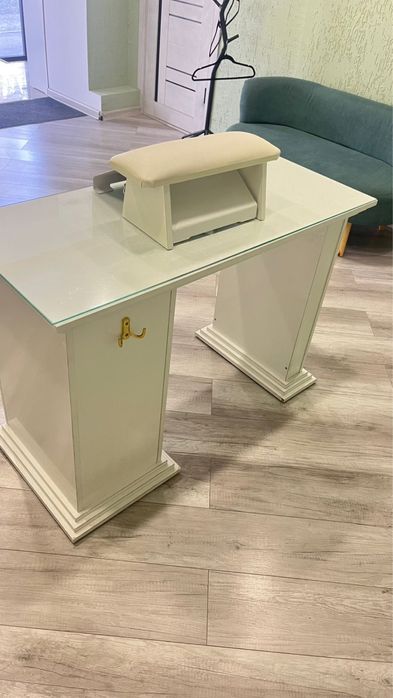 Маникюрный стол за 70 000 тг