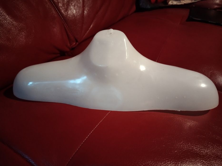 Манекены, вешалки для одежды.