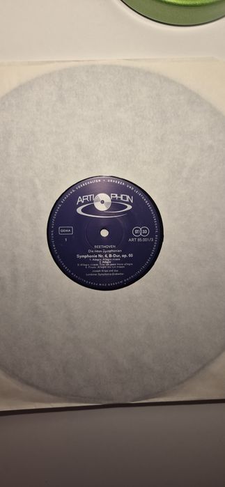 Colecție de vinyluri Beethoven și 3 CD cu muzică.