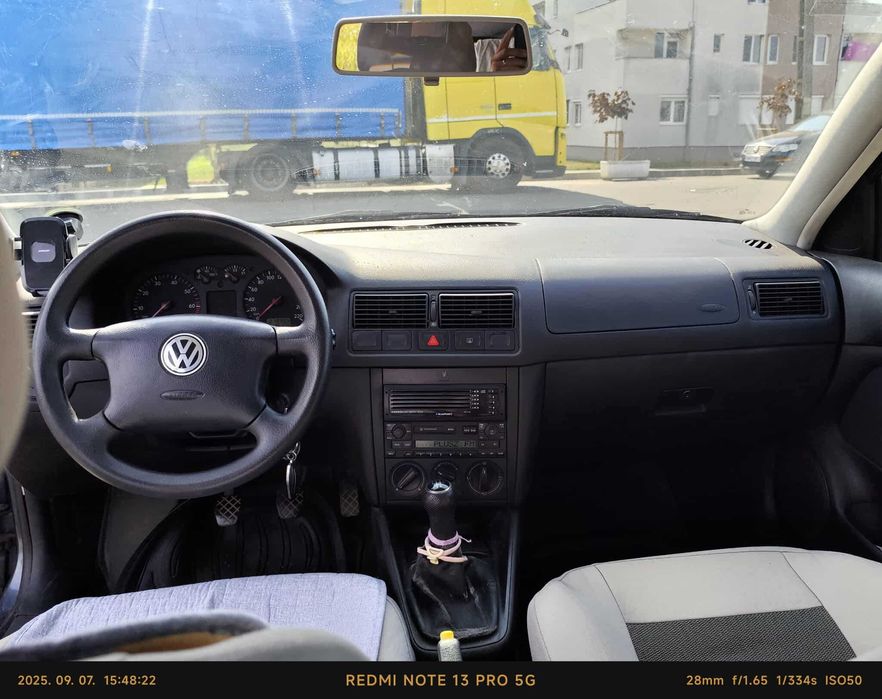 Vand Volkswagen Golf IV, fără rugină, foarte întrețiunută. Accept unele schimburi!