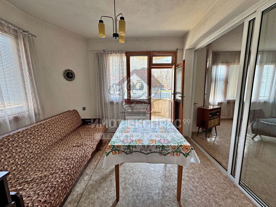 Етаж от къща, мансарден апартамент и гараж, Централна градска част