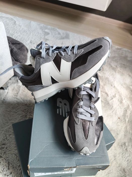 New Balance 327 gri închis cu logo alb mărimea 36.5 noi originali