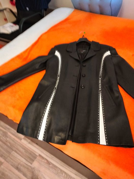 Vând 2 haine de piele