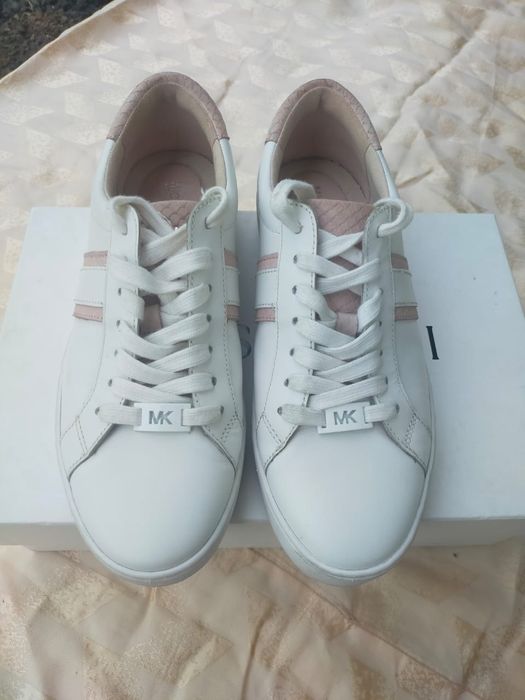 Женские кроссовки