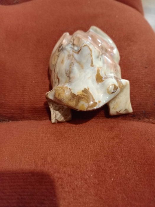 Декоративна керамична жаба , изработена в нежни бяло-кафеникави нюанси