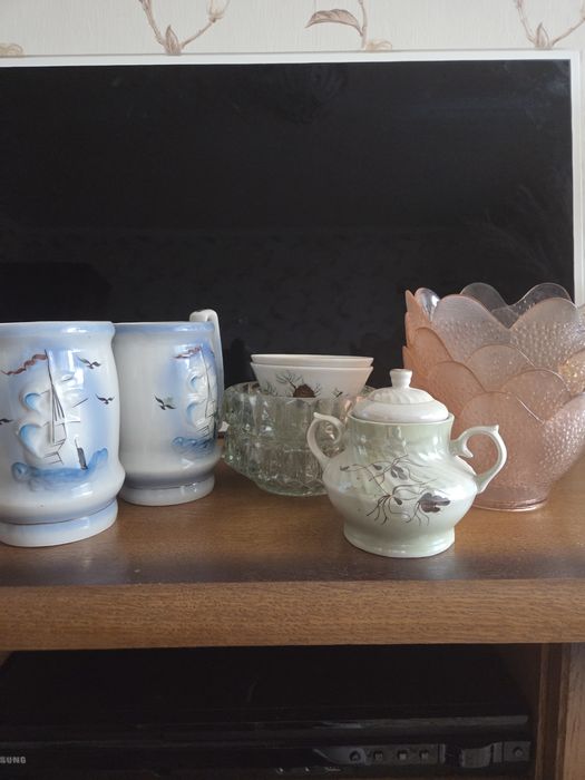 Посуда в хорошем состоянии. Есть стаканы,графиня,вазы.