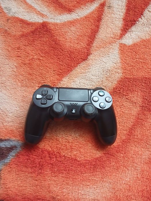 Vând ps4  stare buna  cu 5 jocuri 750 ron