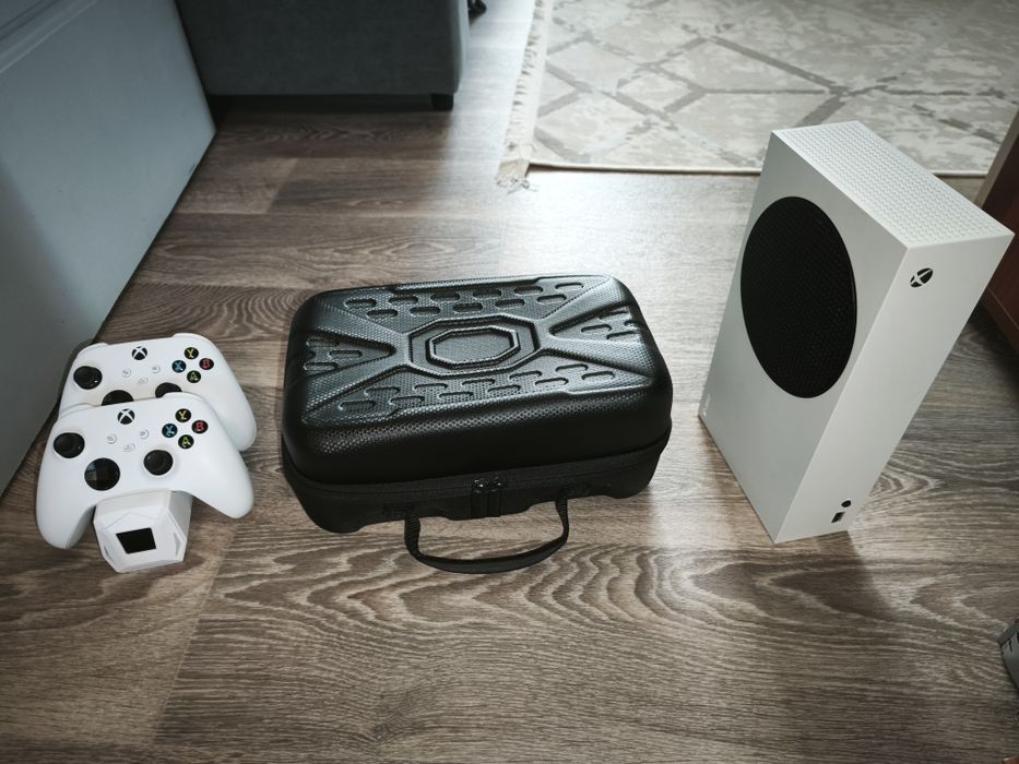 Продаю Xbox Series S + два геймпада