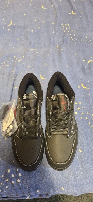 Vând jordan 1 low  travis scoot  marime dela 40 la 44