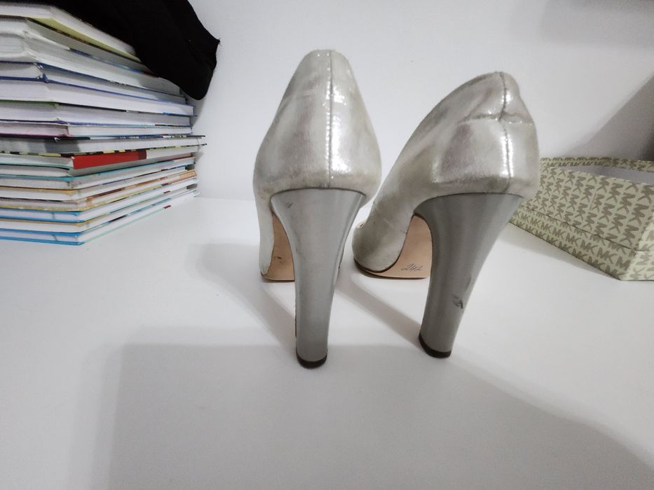 Туфли серебристые.