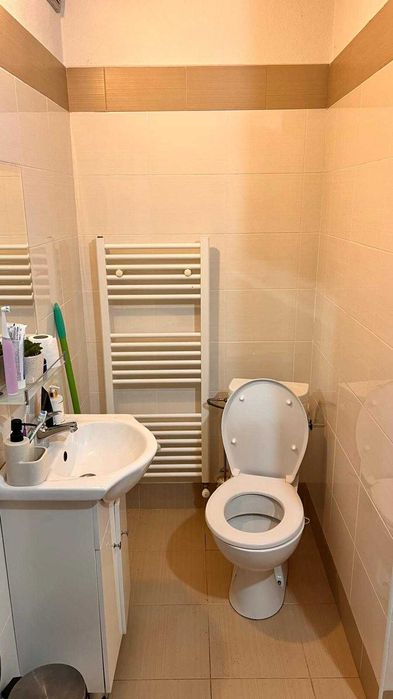 ПРОДАВА СЕ: Просторна двуетажна къща с двор и чудесна локация!