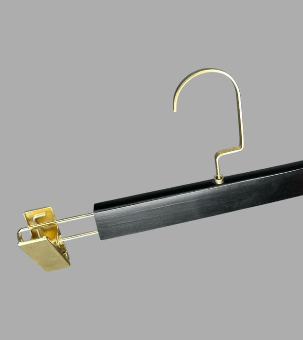 Вешалки-плечики деревянные с зажимом