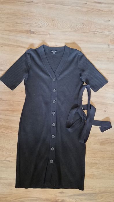 Черна рокля с копчета