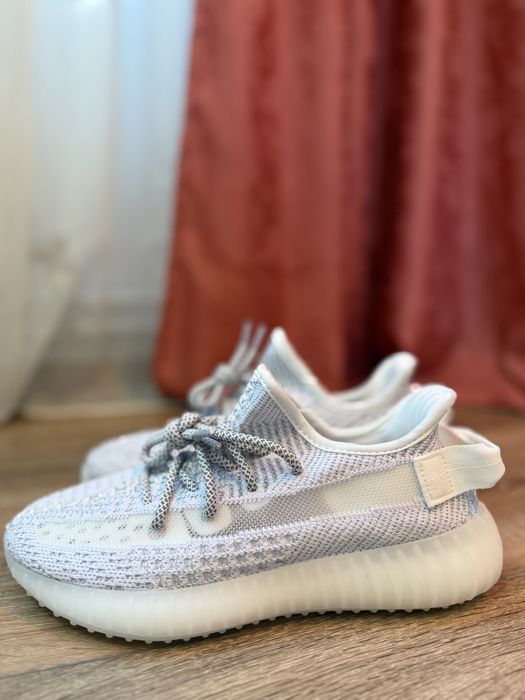 Yeezy 350 noi cu etichete
