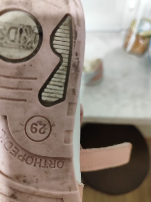 Продам кроссовки для девочки 29-30 размер . Таши Орта .