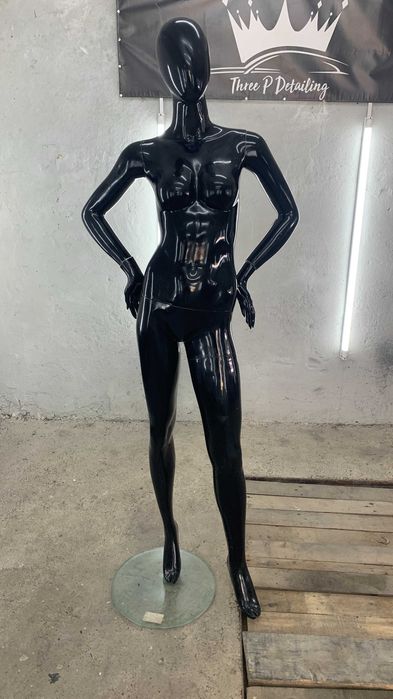 Женски манекен с черен гланцов финиш. за дрехи и рокли