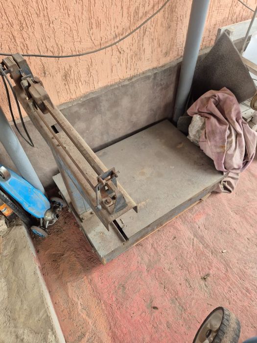 Весы полутонные продам