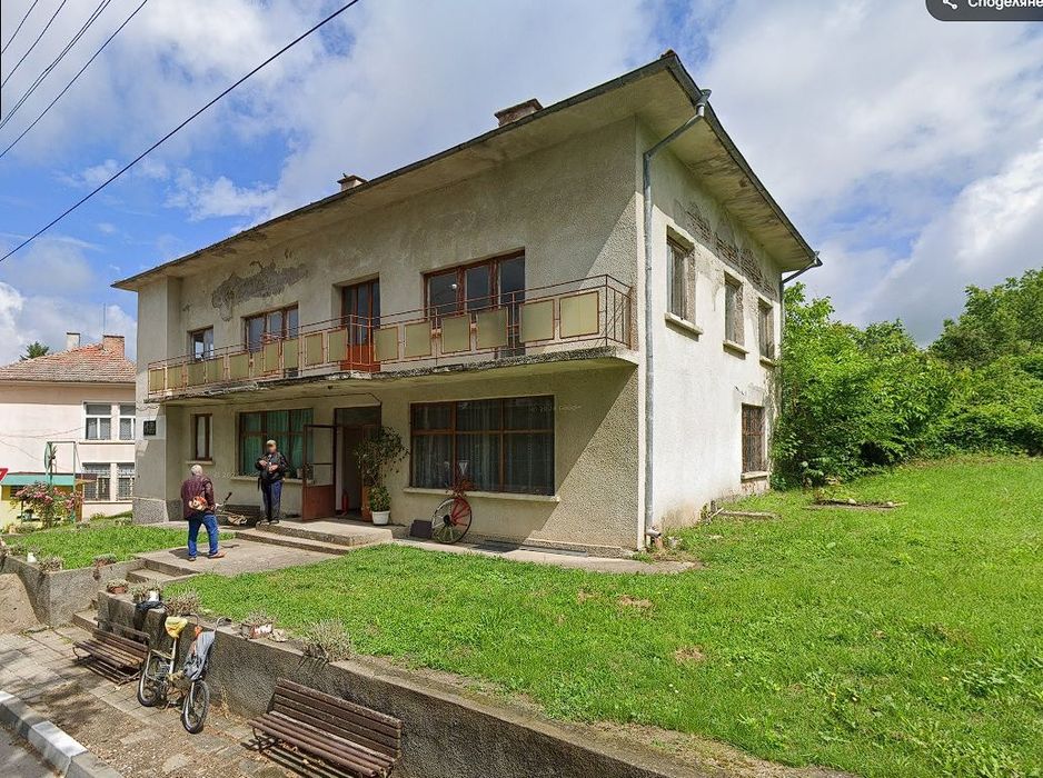 КЪЩА С ДВОР    с.Могилино