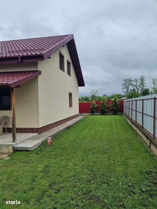 De vanzare vila la 5 min de Roman compusa din 7 camere, 1500mp teren