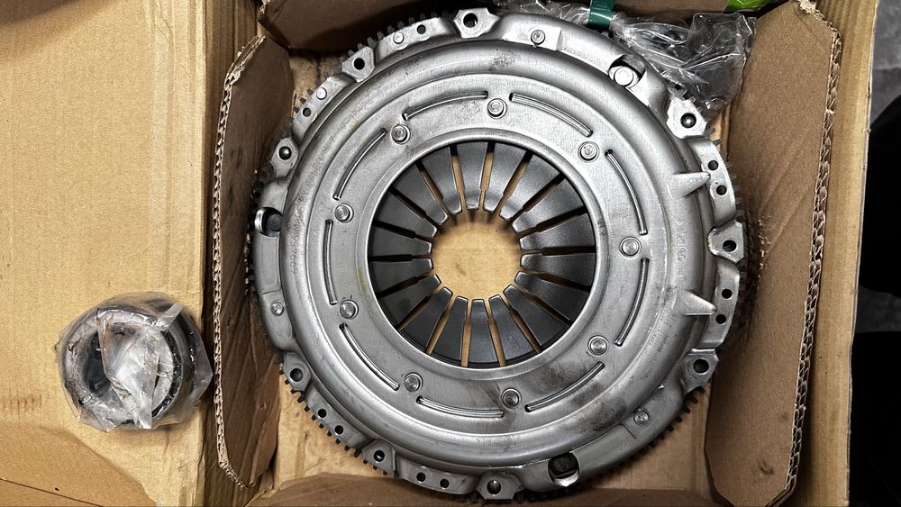 Продавам чисто нов комплект съединител с твърд маховик за VW Golf4