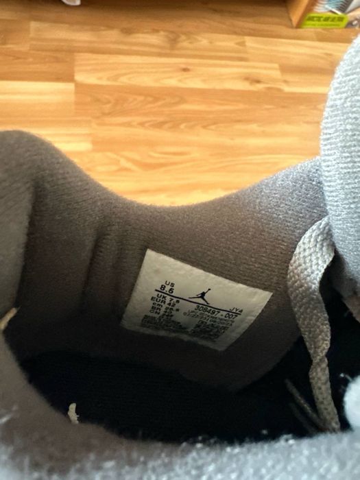 Sneakers Jordan4 cu eticheta (nu Nike, Gucci, Adidas, Balenciaga)