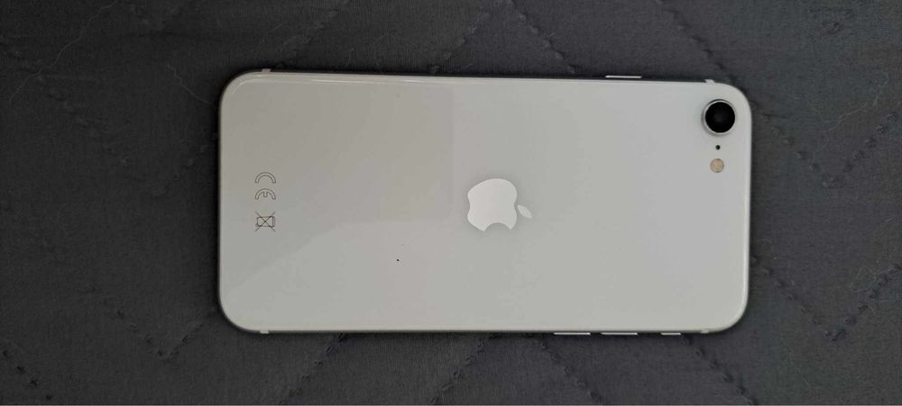 Продавам iphone se 2020
