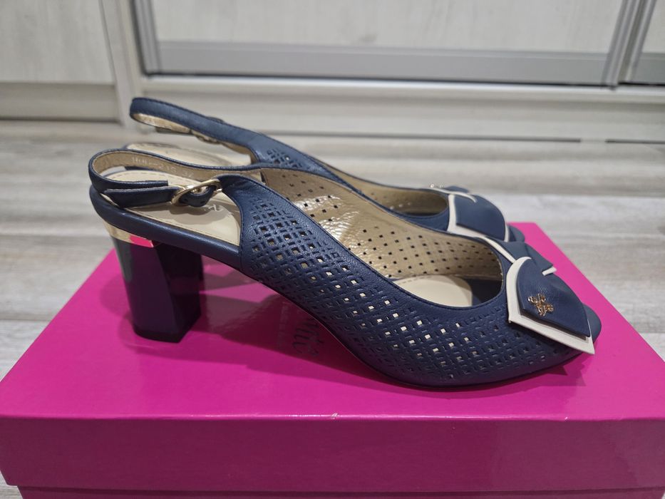 Кожаные босоножки Covani