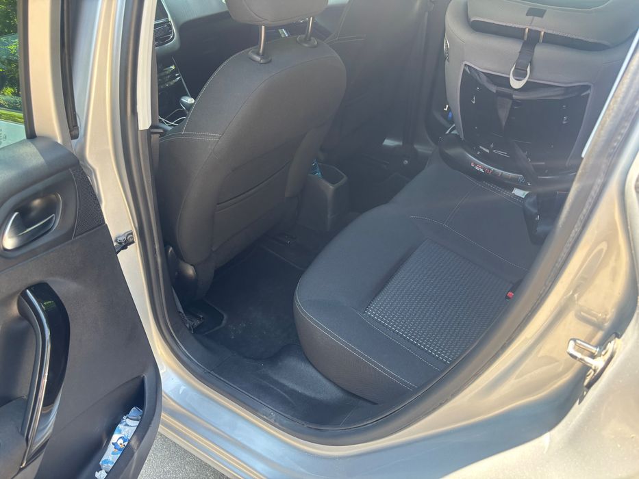 Peugeot 208 Сив металик 61200 км.