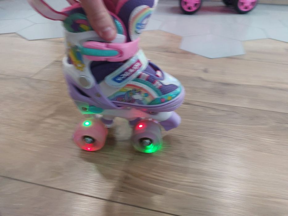 Светещи ролкови кънки