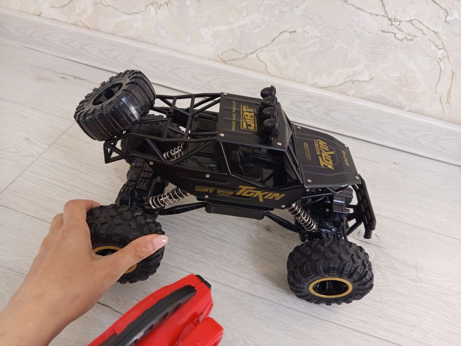 Игрушечная машинка