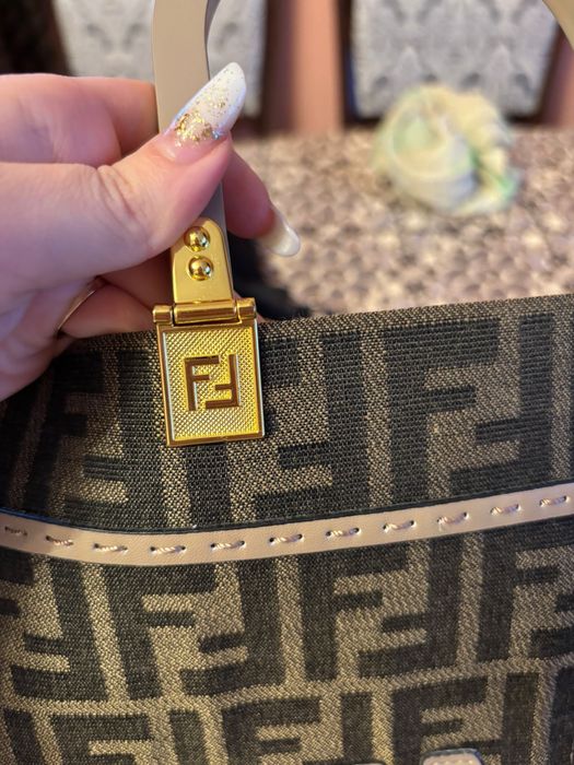 geanta fendi,pretul este negociabil