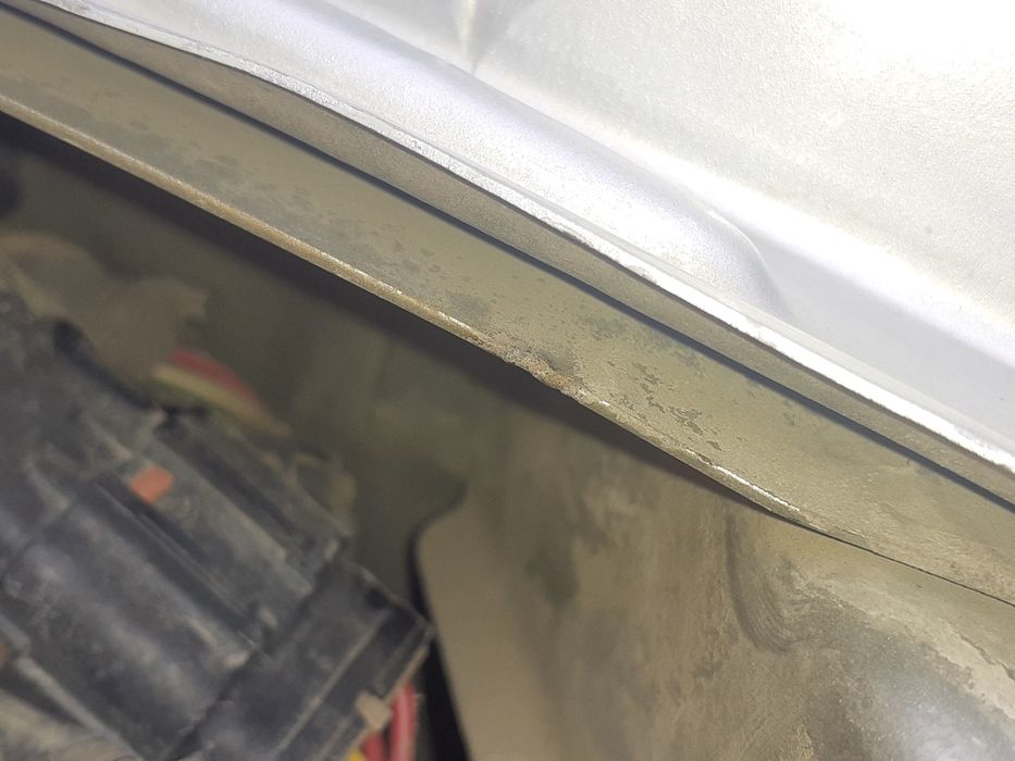 Toza eshigida bor kraska zangi