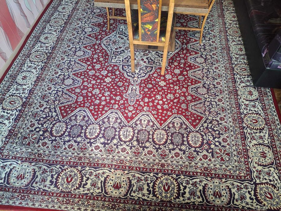 Персийски килим, почти нов.