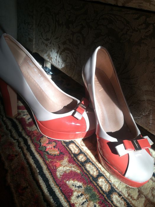 Poshnali tufli sotiladi