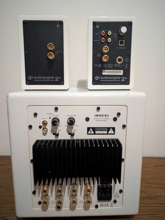 Sistem audio  cu monitoare AudioEngine 2+.  Plus bas de la Ar9on.