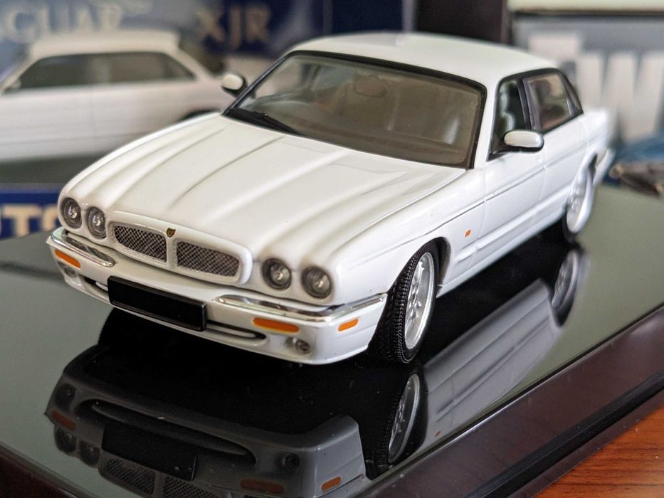 Коллекционная модель Jaguar XJR, масштаб 1:43