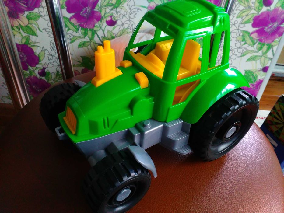 Трактор с телешкой 3200